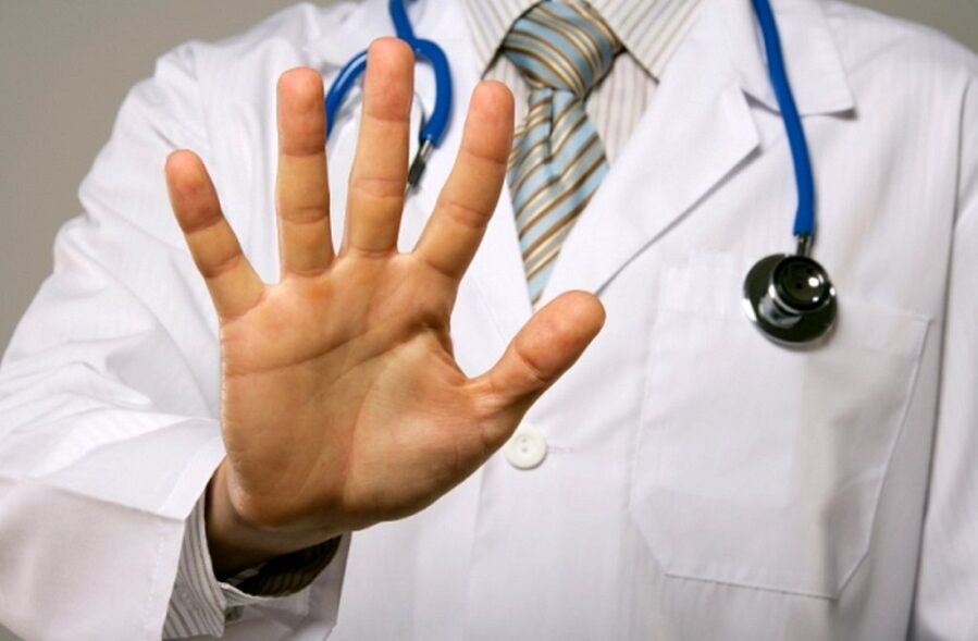 Le médecin indique des contre-indications à l'utilisation d'herbes pour augmenter la puissance